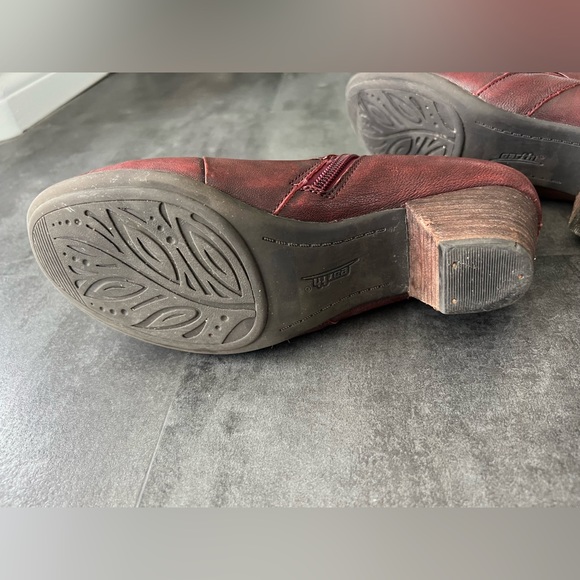 Earth Hope Garnet leather ankle boot. Size 8B - Picture 3 of 7